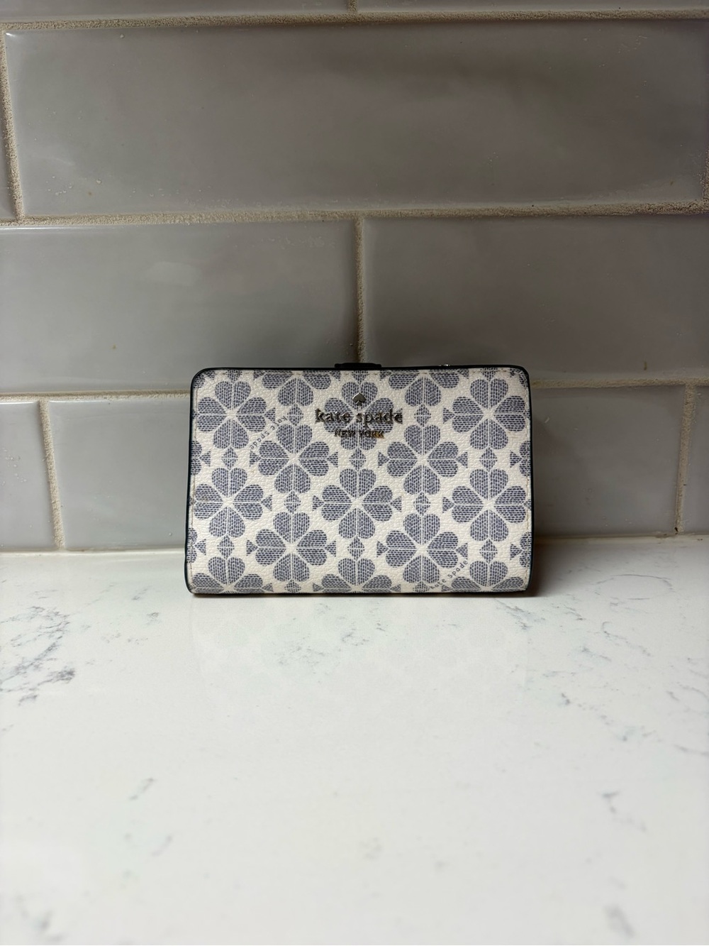 kate spade white and navy blue floral compact wallet